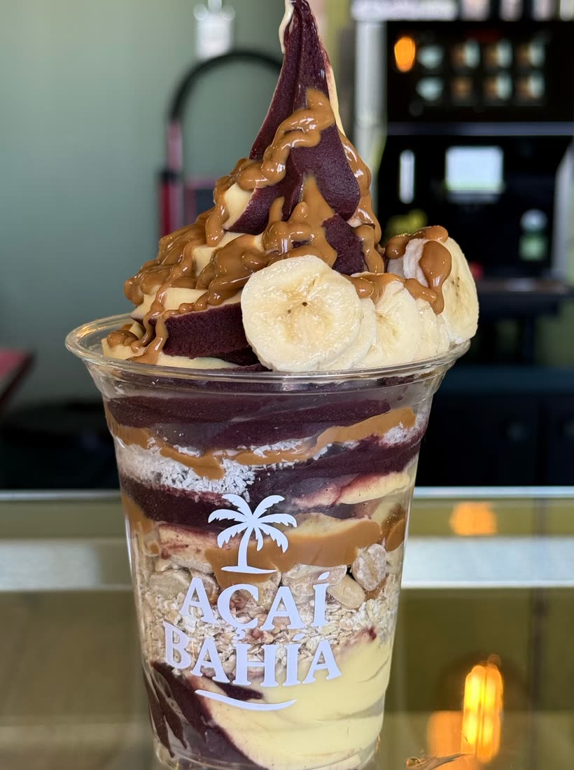 Açaí con plátano, manjar y granola